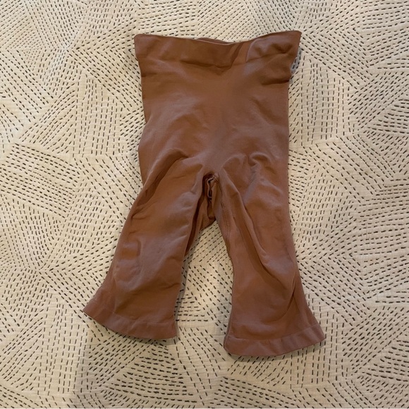 Sculpting Short Above The Knee With Gussett - Picture 1 of 3